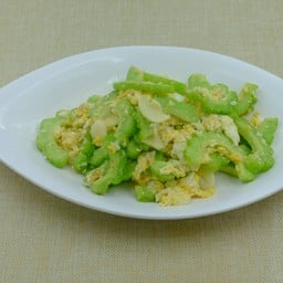 มะระผัดไข่