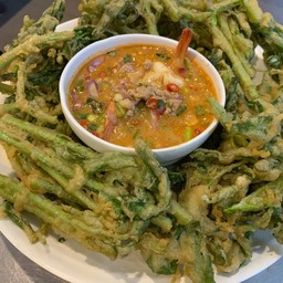 ยำผักบุ้งกรอบ