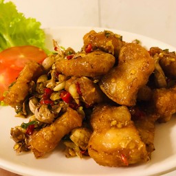 สามชั้นคั่วพริกเกลือ