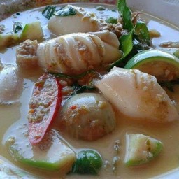 ปลาหมึกยัดไส้แกงเขียวหวาน