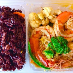 ชุดข้าวไรซ์เบอร์รี่ผัดผักรวมกุ้งสด+แกงจืดเต้าหู้หมูสับ+น้ำเป็ปซี่