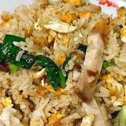 ข้าวผัดหมูกรอบ