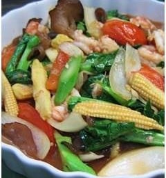 ผัดผักรวมมิตรกับข้าว