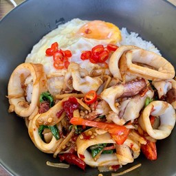 ข้าวหน้ากะเพราหมึก