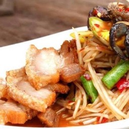 ตำลาวหมูกรอบ