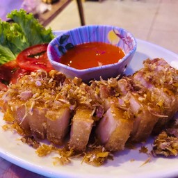 สามชั้นทอดน้ำปลา