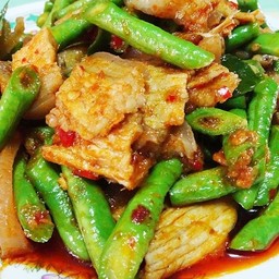 ผัดพริกแกงหมูราดข้าว