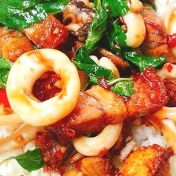 กระเพราปลาหมึกหมูกรอบราดข้าว