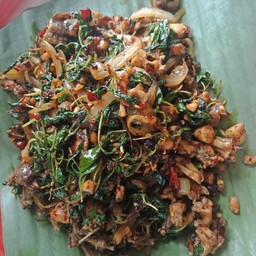 ผัดกะเพราเป็นกับข้าว