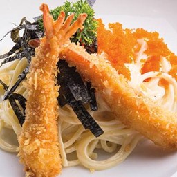 สปาเก็ตตี้กุ้งชุบเกล็ดขนมปังและครีมซอส