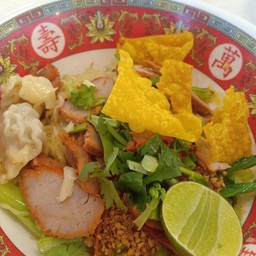 บะหมี่น้ำหมูกรอบ