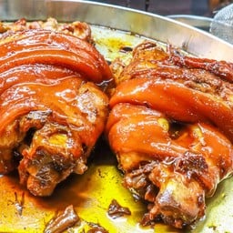 ขาหมูเป็นกลับข้าว