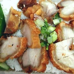 กระเพราหมูกรอบราดข้าว