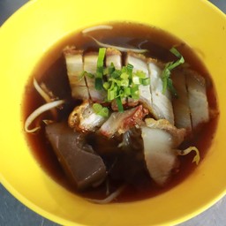 บะหมี่ก๋วยเตี๋ยวหมูกรอบ