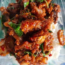 พริกแกงหมูกรอบ