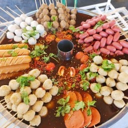 แมรี่ ลูกชิ้นหม้อไฟตลาดเทศบาลบ้านสร้าง ล็อตC13หลังร้านน้ำอ้อย สาขา1 ตลาดหน้าเซเว่นอีเลฟเว่น เอื้ออาทรบ้านสร้าง
