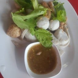 ก๋วยเตี๋ยว ลูกชิ้นปลา วัดพระญาติ