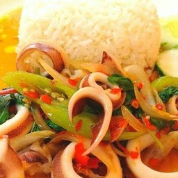 กระเพราปลาหมึกราดข้าว