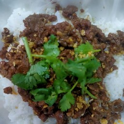 ผัดกระเทียมเนื้อราดข้าว