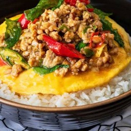 ข้าวกระเพราไก่+ไข่เจียวทรงเครื่อง1ฟอง