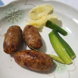 ไส้กรอกทอดตั้งฮะเฮง ตลาดโต้รุ่งองค์พระปฐมเจดีย์ เจ้าเก่า ที่เดียวในนครปฐม