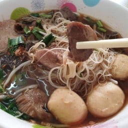 ก๋วยเตี๋ยวหมูตุ๋น ซอยสีม่วง