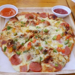 โรตีพิซซ่าไส้กรอกพริกหวาน - Deli