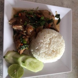 ข้าวกะเพราขาหมู