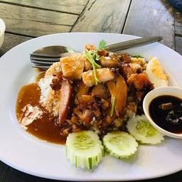 ข้าวหมูแดง+หมูกรอบ น้ำซอสสูตรดั้งเดิมกว่า 80 ปี