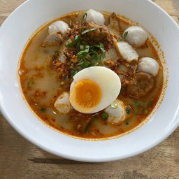 ก๋วยเตี๋ยวลูกชิ้นปลาต้มยำ
