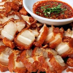 สามชั้นทอดน้ำปลา