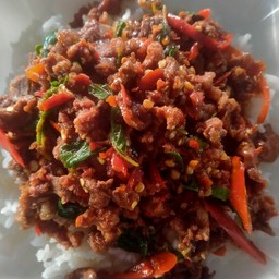 ผัดกะเพราเนื้อราดข้าว