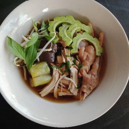 ก๋วยเตี๋ยวไก่มะระหัวสะพานโตโยต้า