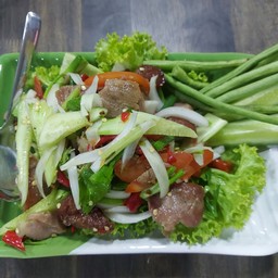 ยำคอหมูย่าง