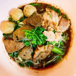 ก๋วยเตี๋ยวเรืออยุธยาริมทางรถไฟ (ก๋วยเตี๋ยวเรือรู) พิกัดตรงข้ามโรงเรียนอนุบาลดอกบัว