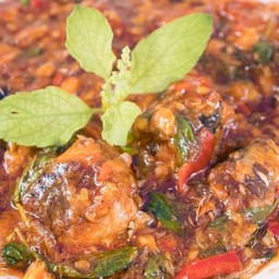 กระเพราปลากะป๋องราดข้าว