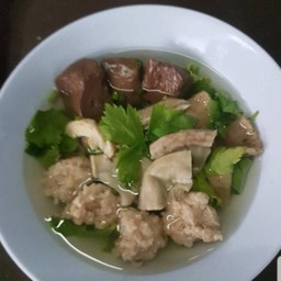 ต้มเลือดหมูพร้อมเครื่องใน