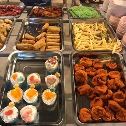 ของหวานมีหลากหลาไม่ซ้ำในแต่ละวัน แต่ที่ประจำคือไอศรีม