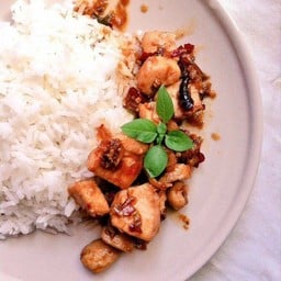 ข้าวหน้าไก่ผัดพริกแห้ง