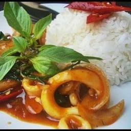 หมิกผัดพริกเผาราดข้าว