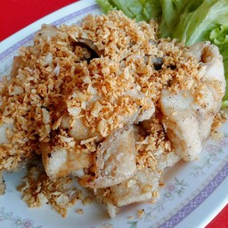 ปลากระพงทอดราดกระเทียมพริกไท