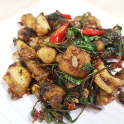 กระเพาไข่หมึกราดข้าว