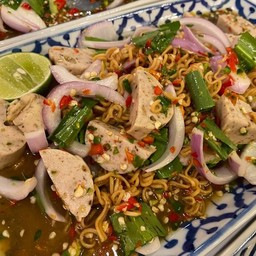 ยำมาม่าคอหมูย่าง