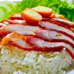 ข้าวหรือบะหมี่หมูแดง(โปรดระบุข้าวหรือบะหมี่)นู้ดดดิ้ล