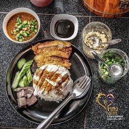 ข้าวมันไก่ต้ม + ไก่ทอด (พิเศษ)