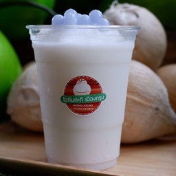 น้ำมะพร้าวปั่นนมสด (Coconut Smoothies) ท้อปด้วยวุ้นน้ำมะพร้าวอัญชัน (Topping with coconut jelly)