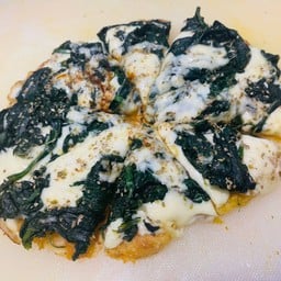 โรตีพิซซ่าผักโขมอบชีส