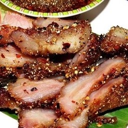 คอหมูย่างทรงเครื่อง คอหมูคลุกฝุ่น