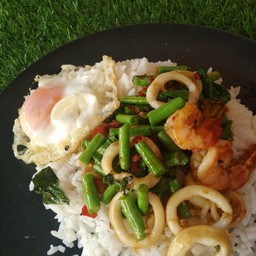 ข้าวกะเพราทะเล (กุ้ง+หมึก)