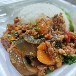 กะเพราไข่เยี่ยวม้าหมูสับ